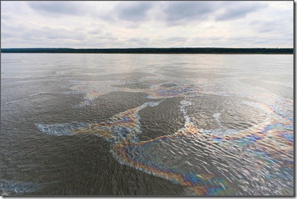 Загрязнение Енисея нефтепродуктами Красноярской ГЭС (август 2010). Фото: Александр Иванов (Норильск)