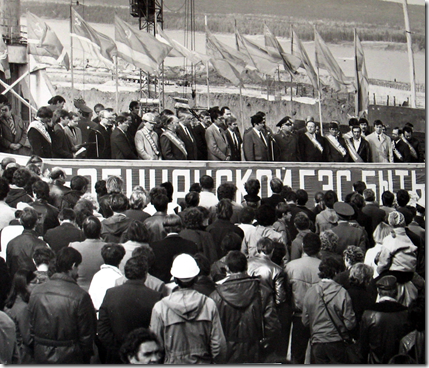 Торжественный митинг в честь укладки первого куба бетона в плотину БоГЭС 17 апреля 1982 года. Фото пресс-службы ОАО РусГидро