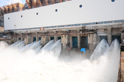 Июнь 2012 г. Водосброс №1, вид со стороны нижнего бьефа Богучанской ГЭС. Фото пресс-службы ОАО РусГидро