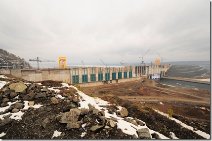 Апрель 2012 г. Бетонная часть плотины Богучанской ГЭС, вид со стороны верхнего бьефа. Фото пресс-службы ОАО РусГидро