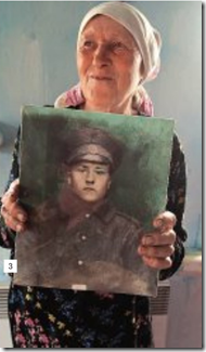 Одна из последних жителей поселка Тушама, Елена Францевна, с портретом отца, служившего в лагерной охране. В этих местах и сегодня работа охранника единственно доступная