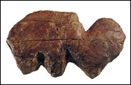 Фигурка мамонта, изготовленная из мамонтовой кости. Палеолитическая стоянка Усть-Кова. Возраст примерно 25 тыс. лет