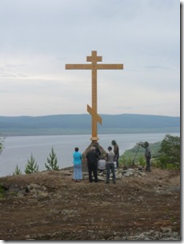Летом этого года вблизи Богучанской ГЭС был установлен памятный знак – поклонный крест