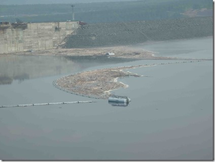 Бревна несет и к самой Богучанской ГЭС. Часть этого деревянного потока задерживает специальный барьер. Фото: flam4 для «Плотина.Нет!»