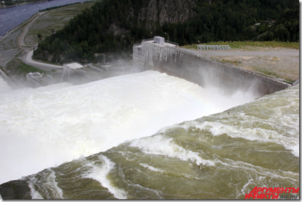 Береговой водосброс на Саяно-Шушенской ГЭС начали строить еще до аварии, но случившееся в 2009-м, заставило энергетиков сильно ускориться. Фото: Людмилы Алексеевой