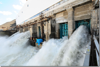 25 июня 2012 г. Водосброс №1, вид со стороны нижнего бьефа Богучанской ГЭС. Фото пресс-службы ОАО РусГидро