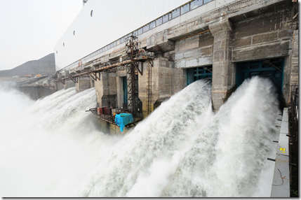 12 июля 2012 г. Водосброс Богучанской ГЭС продолжает работать. Фото пресс-службы ОАО РусГидро