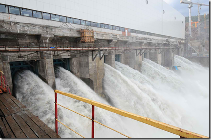 28 июня 2012 г. Работает водосброс №1 Богучанской ГЭС. Фото пресс-службы ОАО РусГидро