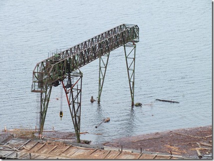 20 мая 2012. Водохранилище Богучанской ГЭС затапливает брошенное оборудование. Фото: VEB http://adsl.kodinsk.net/forum/index.php?/user/1093-veb/