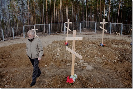 Александр Малясов, вынужденный переселенец из зоны затопления Богучанской ГЭС, на Покровском кладбище в городе Кодинске (Красноярский край). Фото: Платон Терентьев