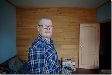 Владимир Киселев временно живет на кухне недавно построенного дома в г. Кодинске для переселенцев из зоны затопления Богучанской ГЭС. Фото: Платон Терентьев