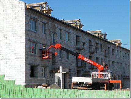Август 2012 г. Строительство жилья в Усть-Илимске для вынужденных переселенцов из зоны затопления Богучанской ГЭС. Фото: myui.ru