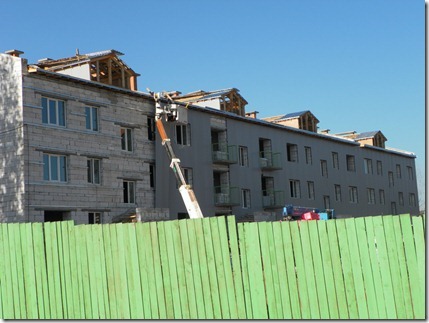 Строительство жилья в Усть-Илимске для вынужденных переселенцов из зоны затопления Богучанской ГЭС. Фото: myui.ru