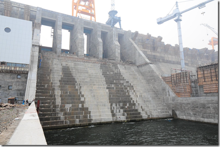 Водосброс №2 Богучанской ГЭС, вид со стороны нижнего бьефа. Фото пресс-службы ОАО РусГидро