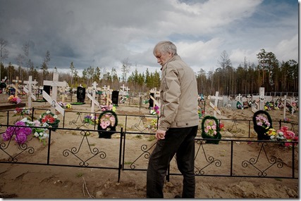 Александр Малясов посещает кладбище, перевезенное из зоны затопления Богучанской ГЭС. Фото: Платон Терентьев