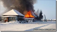 Так сжигали дома в Кежме. Фото Александра Брюханова