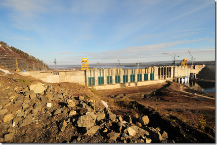 3 мая 2012 г. Бетонная часть плотины Богучанской ГЭС, вид со стороны верхнего бьефа. Фото пресс-службы ОАО РусГидро