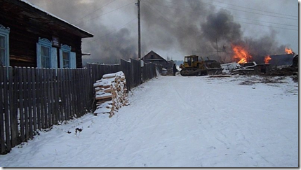 Сожжение ангарского поселка Болтурино, оказавшегося в зоне затопления Богучанской ГЭС. Фото: Валентина Семенова