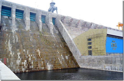Водосброс №2. Вид с нижнего бьефа Богучанской ГЭС. Фото пресс-службы ОАО «РусГидро»