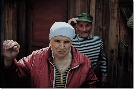 Семья Колпаковых в своем дворе. Фото: Платон Терентьев