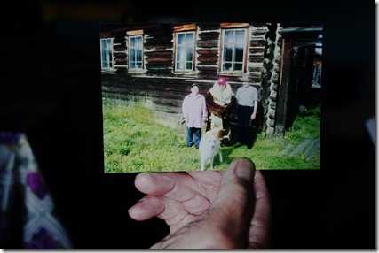 Иван Федорович показывает фото отцовского дома. Фото: Платон Терентьев