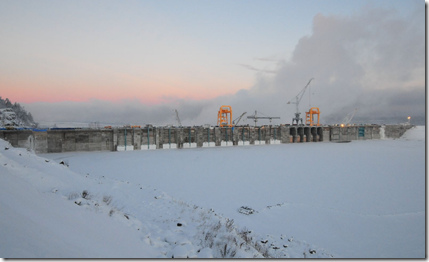 Бетонная часть плотины Богучанской ГЭС, вид со стороны верхнего бьефа. Фото пресс-службы ОАО РусГидро