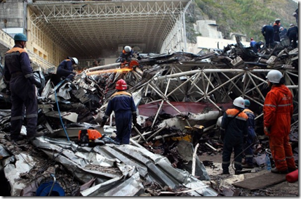 Разбор завалов после аварии на СШГЭС 2009 года. Фото пресс-службы ОАО РусГидро