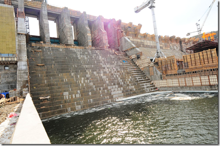 Водосброс №2 Богучанской ГЭС, вид со стороны нижнего бьефа. Фото пресс-службы ОАО РусГидро