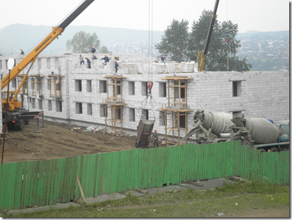 Строительство жилья для переселенцев из зоны затопления Богучанской ГЭС в г.Усть-Илимск. Фото: Владимир Левин
