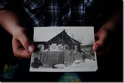 Константин демонстрирует фото своего дома. Фото: Платон Терентьев