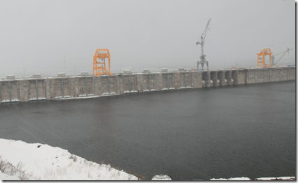 14 ноября 2013 г. Бетонная часть плотины Богучанской ГЭС, вид со стороны верхнего бьефа. Фото пресс-службы РусГидро