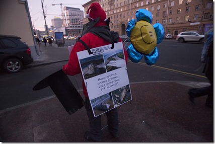 С 10 до 12 утра 16 декабря 2013 г. Дед Мороз международной экологической коалиции «Реки без Границ» производил сбор пожертвований на «ГЭС для бедных» у Лотте-Отеля на Новинском бульваре в Москве. ФОТО: Лиза Удилова (Гринпис России)