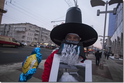 С 10 до 12 утра 16 декабря 2013 г. Дед Мороз международной экологической коалиции «Реки без Границ» производил сбор пожертвований на «ГЭС для бедных» у Лотте-Отеля на Новинском бульваре в Москве. ФОТО: Лиза Удилова (Гринпис России)