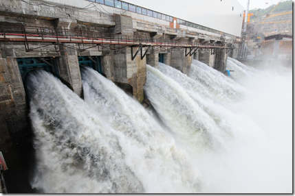 Июль 2012 г. В работе водосброс №1 Богучанской ГЭС, вид со стороны нижнего бьефа. Фото пресс-службы ОАО РусГидро