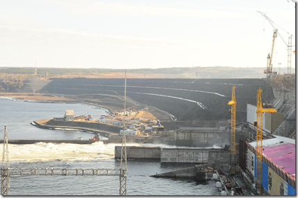 Май 2012 г. Каменно-набросная плотина Богучанской ГЭС, вид со стороны нижнего бьефа. Фото пресс-службы ОАО РусГидро