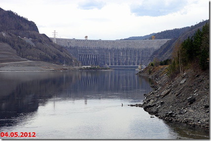 Вид на плотину Саяно-Шушенской ГЭС со стороны нижнего бьефа. Фото пресс-службы ОАО РусГидро
