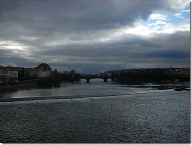 Плотина в Праге на реке Влтава. Такой напор подходит для вращения водяных колес. Вид с Карлова моста, январь 2013 г. Фото С. Каменского.